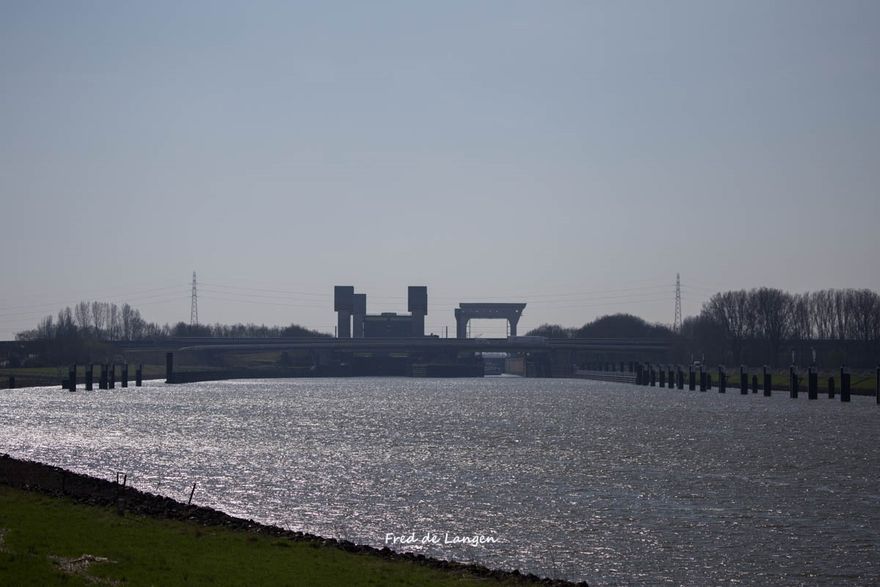 Amsterdam Rijnkanaal met de Bernhard Sluizen.