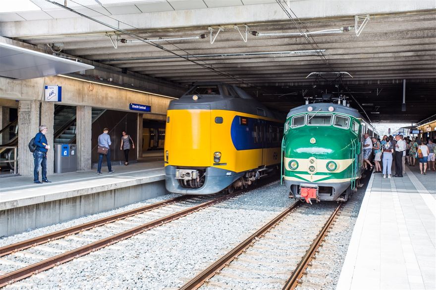 Utrecht CS ICMm en mat 54 huidige intercity materieel en het oude.