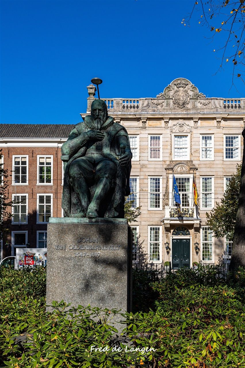 Johan van Oldenbarnevelt aan de Hofvijver.