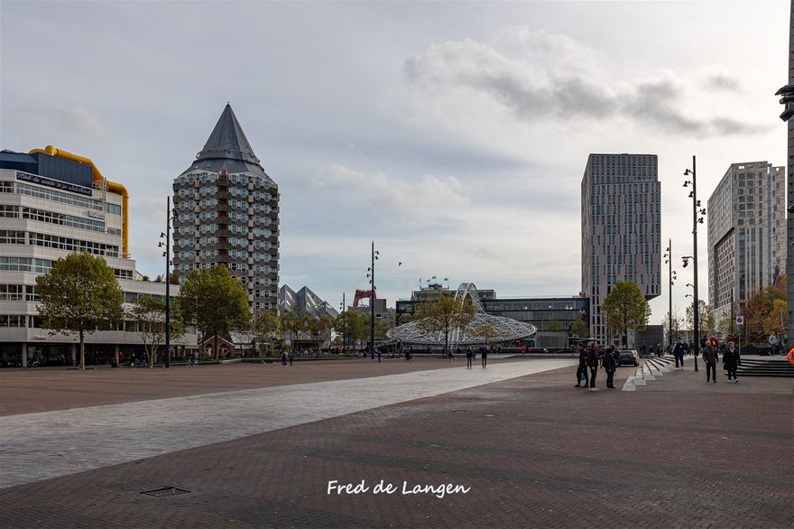 Station Rotterdam Blaak en woontoren 